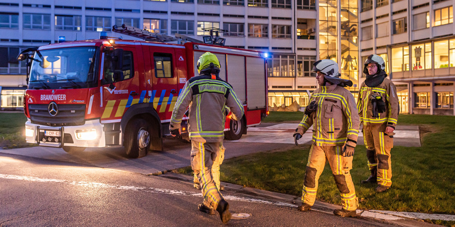 Brandweermensen bij wagen